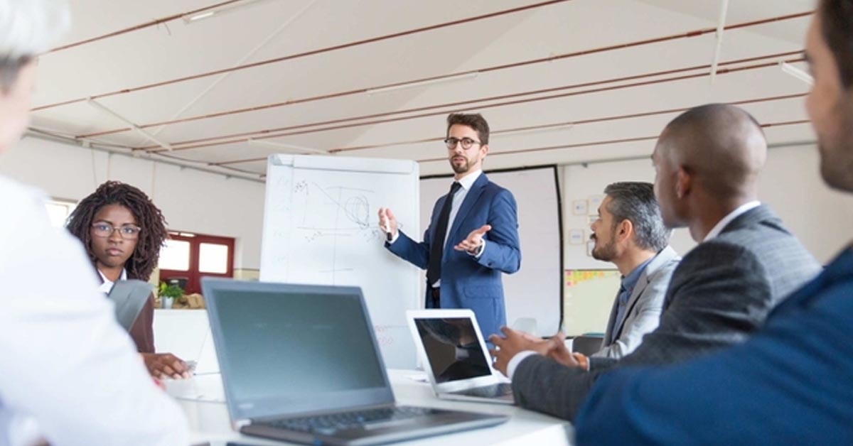 الدورات التدريبية المتخصصة ودورها في رفع أداء الموظفين وتأهيل القيادات المستقبلية