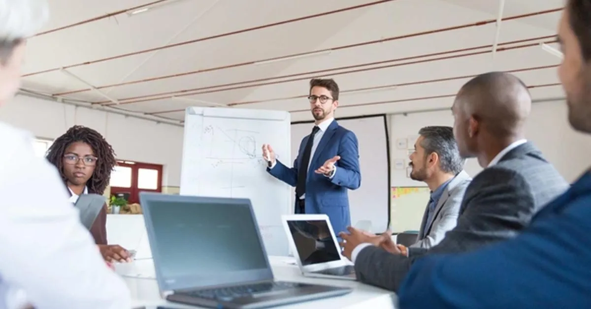 الدورات التدريبية المتخصصة ودورها في رفع أداء الموظفين