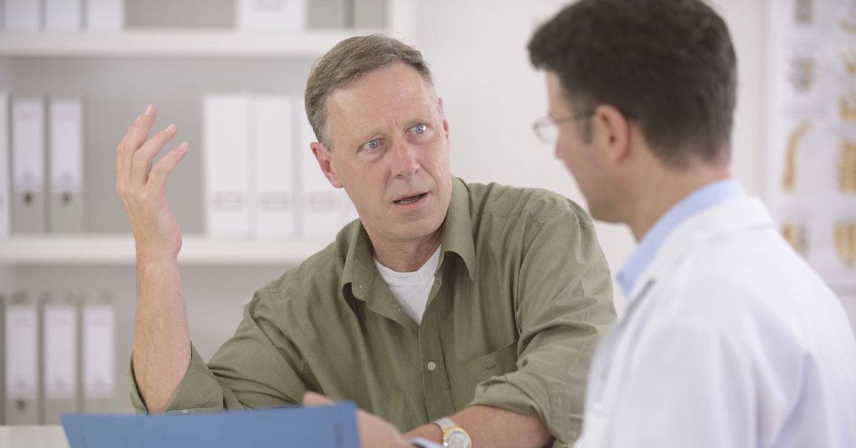 Неприятен врач. Неприятный доктор. Неприятен врач. Недовольные медики. Доктор с пациентом.