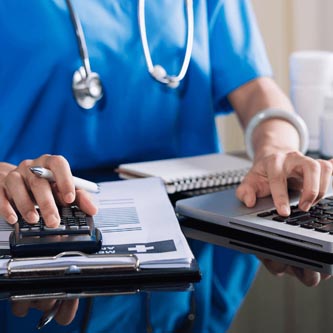 صورة من دورة إدارة ملفات العلاج والتسويات الطبية في الجهات الحكومية