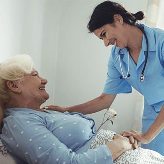 صورة من دورة إدارة الجودة في الخدمات التمريضية