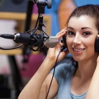 صورة من دورة تدريبية متخصصة في فن الإلقاء الإذاعي